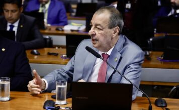 Em firme pronunciamento no Senado, Omar Aziz defende piso salarial para trabalhadores da educação