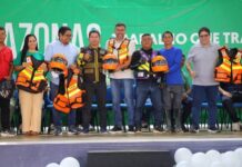 Governador Wilson Lima entrega mais 800 cartões do Auxílio Estadual em Tabatinga, alcançando 1.600 no Alto Solimões