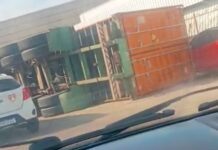 Container tomba ao fazer curva na Bola da Gillette e deixa o trânsito lento no local