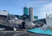 VÍDEOS: Tanques com vinagre desabam em cima de caminhão, carros e muro em fábrica na Compensa