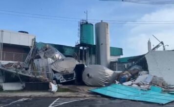 VÍDEOS: Tanques com vinagre desabam em cima de caminhão, carros e muro em fábrica na Compensa