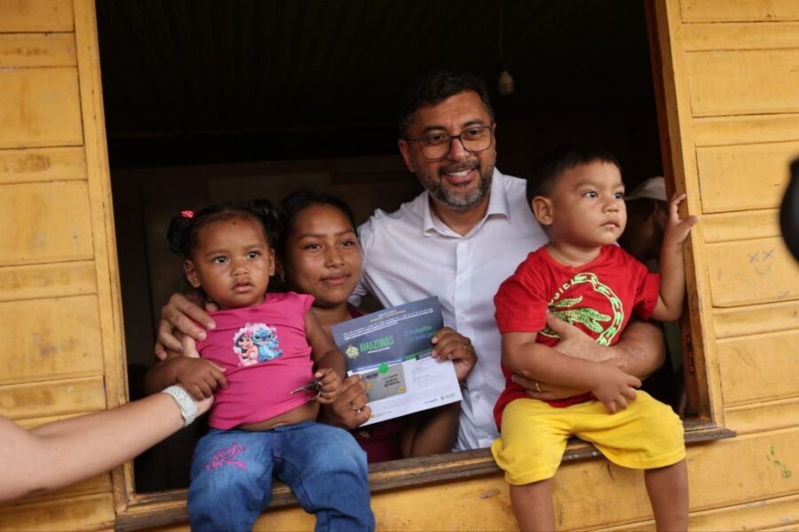 Governador-Wilson-Lima-entrega-800-novos-cartoes-do-Auxilio-Estadual-e-reforca-acoes-sociais-em-Autazes-4_foto-Mauro-Neto-Secom-1024x682