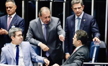 Omar Aziz aponta 14º salário para beneficiados com isenção de Imposto de Renda aprovado no Senado