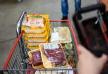 Supermercado será investigado por vender comida vencida e produtos impróprios