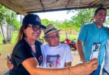 Prefeita Valciléia Maciel acompanha avanço da pavimentação no Ramal do Japonês, em Manacapuru