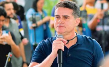 David Almeida tenta limpar imagem em live, mas é desmascarado pelo povo revoltado