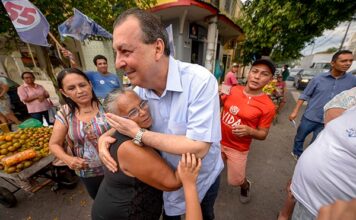Senador Omar Aziz recebe o carinho de populares em sua visita a cidade de Juruá