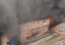 Fogo atinge casa e assusta vizinhos no bairro da Compensa