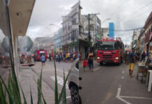 Fogo consome prédio comercial no Centro e incêndio vai ser investigado pela Polícia