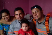 Eletricistas salvam a vida de um bebê que sofria uma parada respiratória