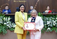 Deputada Mayra Dias concede Medalha do Mérito Legislativo à secretária Zeila Cardoso por relevante atuação em Parintins