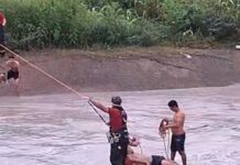 Carro cai no igarapé do 40 e o motorista fica preso no veículo