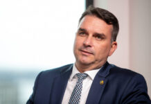 Flávio Bolsonaro diz que o pai lhe escolheu como candidato à presidência