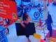 VÍDEO: Mulheres são flagradas furtando uma televisão nas Lojas Americanas em Manaus