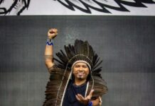 Pajé e Tuxauas do Boi Caprichoso representam a ancestralidade dos povos indígenas no desfile da Gaviões da Fiel em SP