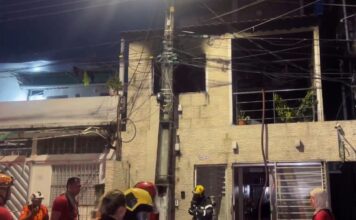 VÍDEO: Casa pega fogo no bairro da Glória, zona Oeste de Manaus