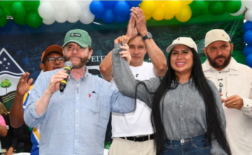 Primeira-dama Kelly Barbosa é anunciada como suplente em chapa ao Senado durante agenda em Tefé