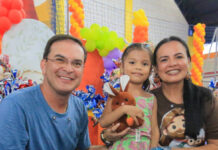 Mateus e Vanessa distribuem mais de 7 mil ovos de chocolate em Parintins