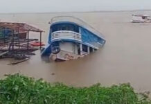 Barco naufraga na orla de Manacapuru durante forte chuva
