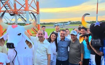 Senador Omar Aziz e deputada Mayra Dias cumprem agenda, em Parintins