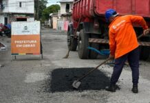Prefeitura intensifica recuperação asfáltica e avança com serviços em ruas de Parintins