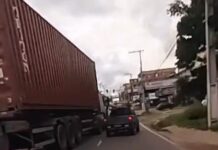 VÍDEO: Motorista de caminhão joga o veículo em cima de carro e motocicleta em avenida de Manaus