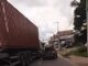 VÍDEO: Motorista de caminhão joga o veículo em cima de carro e motocicleta em avenida de Manaus