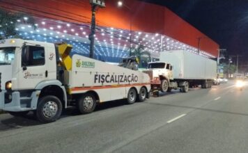 Detran-AM autua condutor de caminhão que colidiu contra poste de iluminação na zona leste da capital