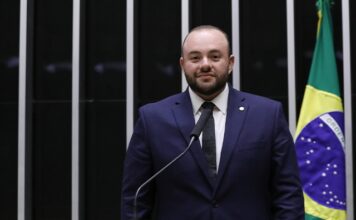Deputado Fausto Júnior desmente fake news sobre seu posicionamento no adiamento do fim da escala 6×1