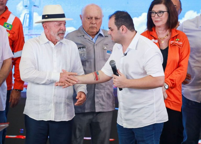 Presidente-Lula-e-o-governador-Roberto-Cidade_Foto_Secom-768x549