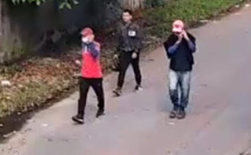 VÍDEO: Trio mascarado é visto tentando roubar concessionária de motos na Cidade de Deus
