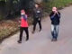 VÍDEO: Trio mascarado é visto tentando roubar concessionária de motos na Cidade de Deus