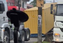 Contêiner desprende de um cavalo mecânico nesta segunda-feira, deixando a Av Rodrigo Otávio congestionada