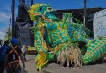 VÍDEO: Alegoria do Caprichoso quebra a caminho do Bumbódro em Parintins