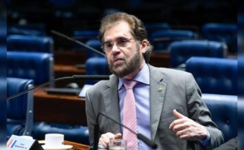Plínio Valério assina a “PEC dos Patrões”, que pretende barrar o fim da escala 6×1