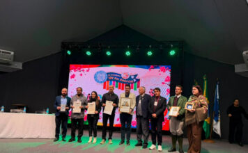 Prefeitura de Parintins recebe reconhecimento internacional por fortalecer o Festival Folclórico