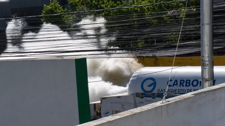 Fumaca-em-caminhao-de-oxigenio-em-frente-ao-Hospital-28-de-Agosto-chama-atencao-em-Manaus-1024x576