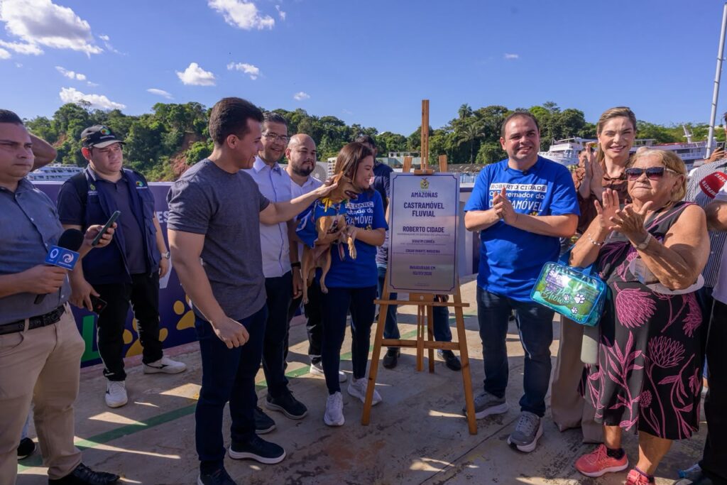 Governador-Roberto-Cidade-entrega-primeiro-Castramovel-Fluvial-do-mundo-para-ampliar-atendimento-veterinario-no-interior-do-Amazonas-1_Foto-Divulgacao-Secom-1024x683