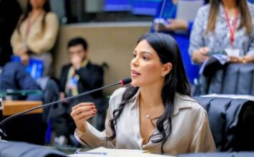 Mayra Dias propõe unificação do recesso escolar entre redes estadual e municipal no Amazonas