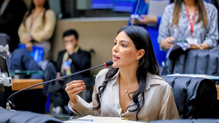 Mayra-Dias-propoe-unificacao-do-recesso-escolar-entre-redes-estadual-e-municipal-no-Amazonas-Foto-Nathalie-Brasil