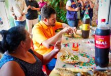 Ação do ‘Jaraqui da Gente’ na Compensa termina com prefeito almoçando na mesa de moradores