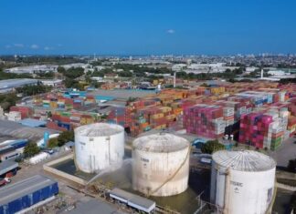 Bombeiros continuam no trabalho de resfriamento do tanque de esturino na empresa Innova