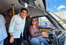 Prefeita Valciléia Maciel recebe micro-ônibus do Ministério da Saúde para fortalecer o transporte de pacientes em hemodiálise