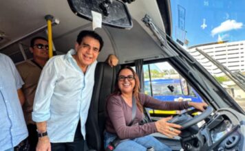 Prefeita Valciléia Maciel recebe micro-ônibus do Ministério da Saúde para fortalecer o transporte de pacientes em hemodiálise