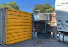 VÍDEO: Caminhão tomba em rua no bairro Monte das Oliveiras em Manaus