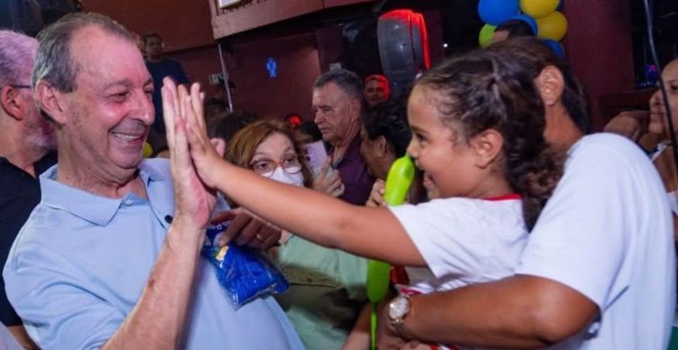 omar aziz com criança