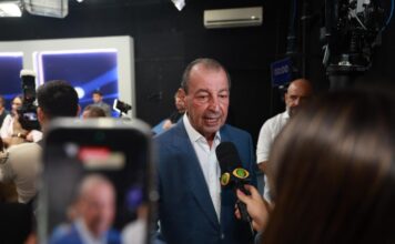 No primeiro debate, Omar destaca mudança com experiência e apresenta plano para reorganizar serviços públicos