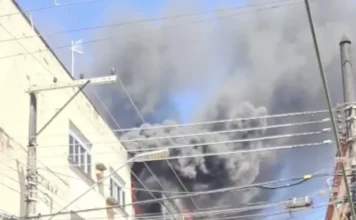 VÍDEO: Prédio na Henrique Martins é consumido pelo fogo
