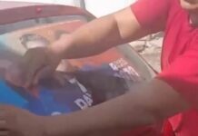 VÍDEO: Revoltado por ter sido enganado, homem arranca adesivo de candidatos de um carro em Manaus