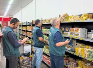 Procon retira mais de 650 produtos irregulares de supermercados em Manaus